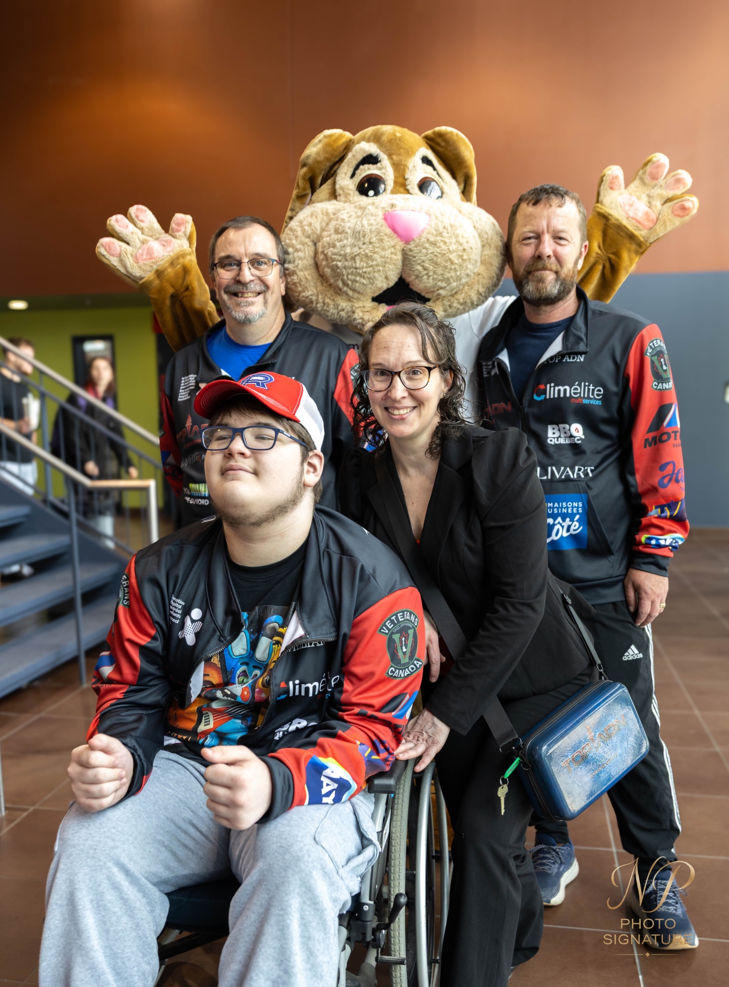 Portrait de groupe avec la mascotte