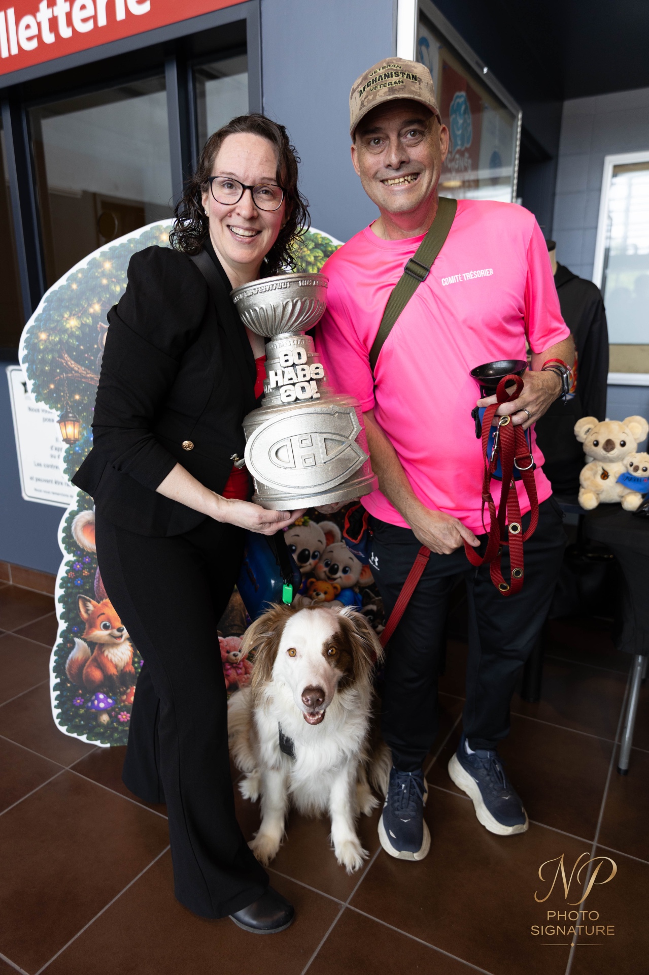 Souvenir avec le trophée et un chien