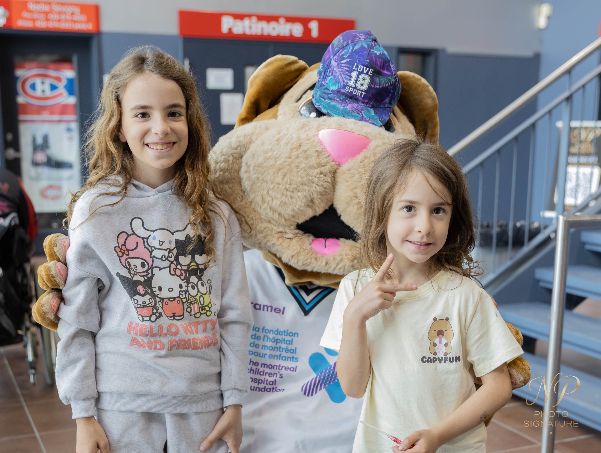 Enfants avec la mascotte Caramel