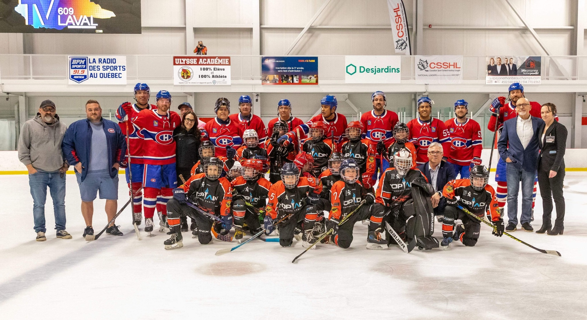 Photo d'équipe avec les jeunes hockeyeurs