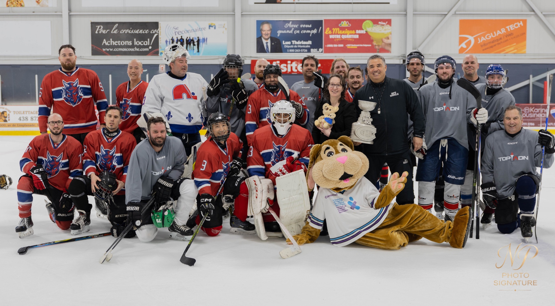 Groupe de joueurs et mascotte Caramel