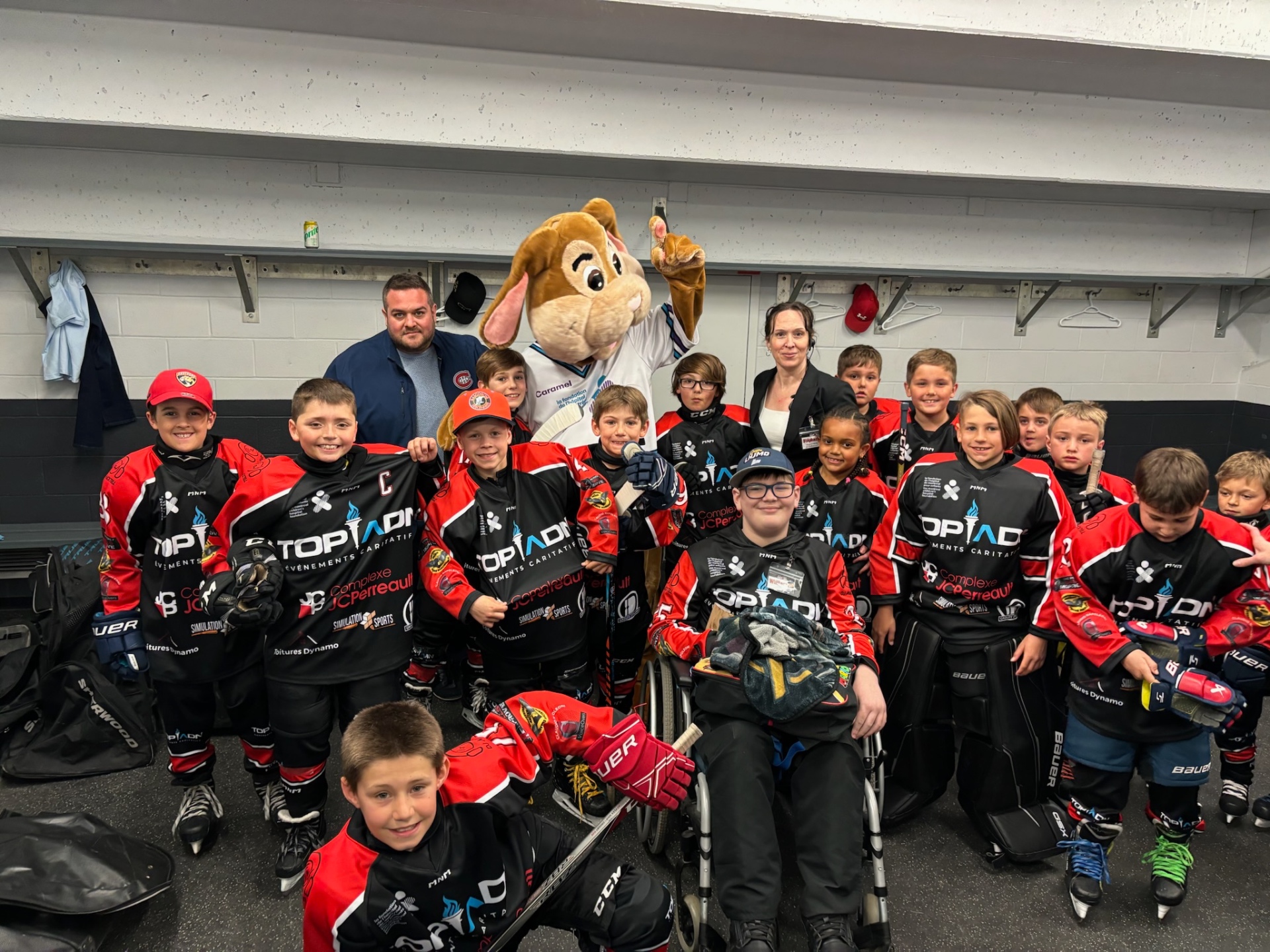 Jeunes joueurs avec la mascotte Caramel